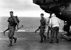 해병대 경비대대 마지막 대원들이 USS 오키나와 함에 상륙하는 모습