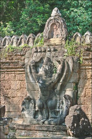네 번째 담장의 가루다 조각. 높이 5m이며 나가를 잡고 있다. 위쪽 벽감의 불상들은 자야바르만 8세 때 파괴되었다.
