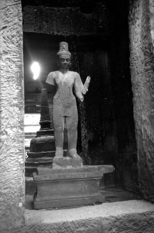 1942년에 촬영된 로케스바라로 추정되는 불상 사진. 현재 중앙 성소에는 스투파가 있다.
