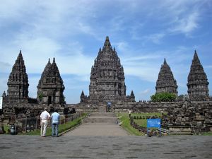 프람바난(Prambanan)의 트리무르티 사원. 시바그라 비문(856년)에 따르면 최고 신 시와 마하데와(Siwa Mahadewa)에게 봉헌되었다.