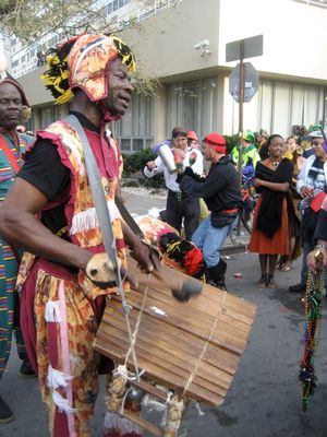 뉴올리언스, 루이지애나주 거리에서 마디 그라 기간 중 마림바 연주자
