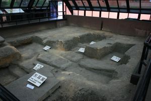 위에서 본 조말의 무덤