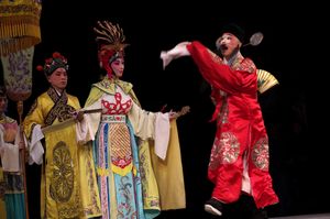 경극에서 희극적인 배역으로 묘사된 현령(오른쪽)