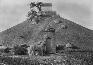 1914년, 중국 산서성에서 빅토르 세갈렌(1878~1919)이 촬영한 곽거병의 묘. 앞쪽에 '말이 흉노를 짓밟는' 조각상이 보인다.
