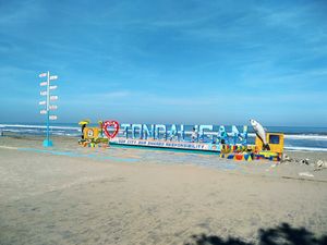 톤달리간 해변 산책로를 따라 자리 잡은 환영하는 해변 랜드마크