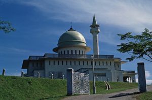 돔과 첨탑이 있는 건물