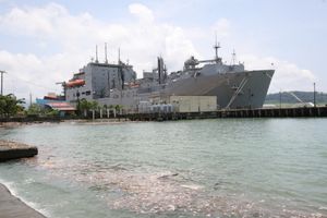 수빅만(Subic Bay) 항구, 올롱가포(Olongapo)의 알라바 부두(Alava Wharf)에 정박한 선박