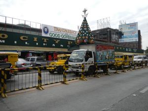 마할리카 고속도로변 공설시장 앞의 지프니 등 대중교통 수단