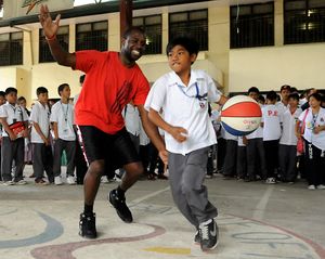 필리핀 타구이그 국립 고등학교(Taguig National High School) 학생들과 농구를 하는 미 해병대원들