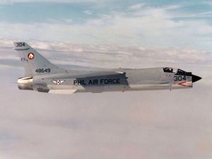 필리핀 공군의 보트 F-8H 크루세이더(미 해군 전 소속, BuNo 148649) 비행 장면