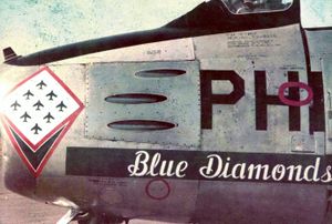 1962년경 노스아메리칸 F-86 세이버(North American F-86 Sabre)에 새겨진 필리핀 공군 블루 다이아몬즈(Blue Diamonds) "세이버" 문장