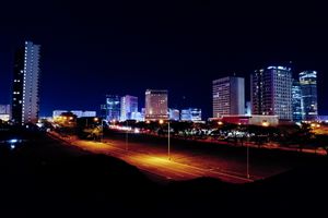 밤의 필리베스트 시티 스카이라인(알라방, 문틴루파의 커머스 애비뉴에서 바라본 모습)