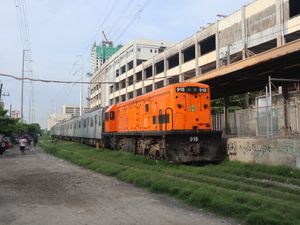 필리핀국립철도 열차가 알라방 역에 정차해 있다.
