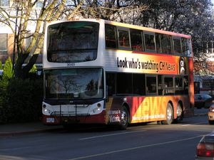브리티시컬럼비아주 빅토리아에서 자전거 거치대가 장착된 알렉산더 데니스 엔비로500(Alexander Dennis Enviro500) 버스