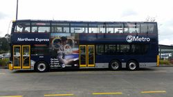 오클랜드 노던 버스웨이(Northern Busway)의 AT 메트로(AT Metro) 2층 버스, 올버니 버스 정류장(Albany busway station)