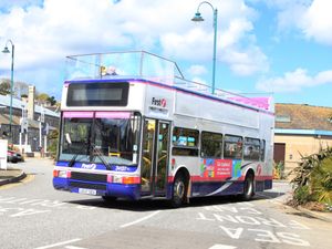 영국의 콘월(Cornwall)에서 운행되는 퍼스트 커노(First Kernow)의 오픈탑 버스