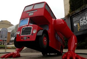 데이비드 체르니의 이동식 조각 작품 런던 부스터