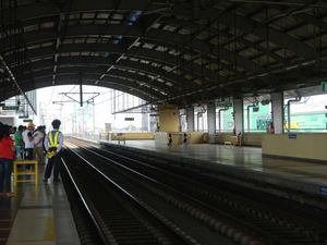 2016년에 촬영된 북쪽 연장 공사로 건설된 두 역 중 하나인 발린타왁 역 (Balintawak station)