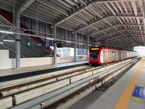 카비테 연장 프로젝트의 일부인 MIA 로드 역에서의 LRTA 13000형 열차