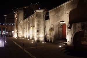 1267년 셀주크의 베지르 사힙 아타 파흐레딘 알리가 건설한 셀주크 시대 사하비예 메드레세의 벽