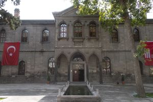 카이세리 국립 전쟁 박물관 (구 카이세리 고등학교)