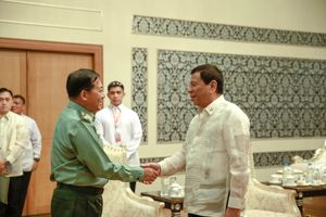 2017년 3월 20일, 미얀마 네피도에서 필리핀의 로드리고 두테르테 대통령을 만난 민 아웅 흘라잉