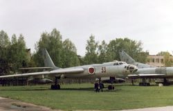모니노 공군 박물관에 전시되어 있는 Tu-16K-10-26 장거리 미사일 폭격기형. KSR-2 공대함 미사일을 장착한 상태