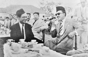아자하리(왼쪽)와 술탄 오마르 알리 사이푸딘 3세(1959년 다과회)