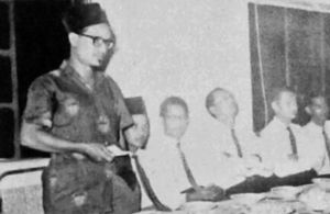 1961년 아자하리(서 있는 사람)의 세계 노동절 연설