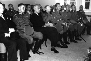 1938년 안슐루스 이후 1940년 빈에서 질서경찰(Ordnungspolizei) 관계자들과 함께 있는 칼텐브루너