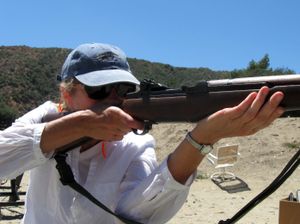 M1 개런드 소총으로 사격 연습을 하는 여성