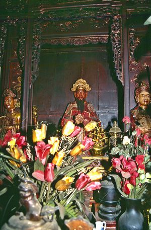 옥산사(Temple of the Jade Mountain)의 진성대왕(Đức Thánh Trần) 동상