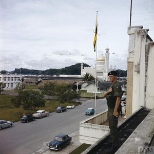 1963년 1월 사무국 건물에 있는 영국 여왕 휘하 왕립 아일랜드 기병대 군인