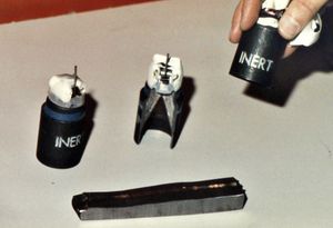 "강철 비" – M26 로켓에 사용되는 유형의 M77 DPICM 자탄. M77은 포탄용으로 개발된 M483A1에서 개발되었다.