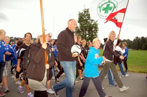 에릭 토르스트베트(Erik Thorstvedt)가 2010년 7월 31일 집속탄금지협약 발효를 기념하는 노르웨이 퍼레이드를 이끌고 있다. (사진: 노르웨이 인민구호협회(Norsk Folkehjelp))