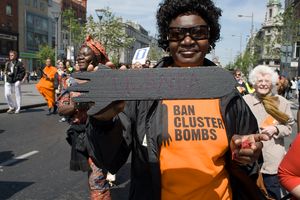 2008년 5월 더블린 집속탄금지협약 회의에 참석한 우간다 시위대