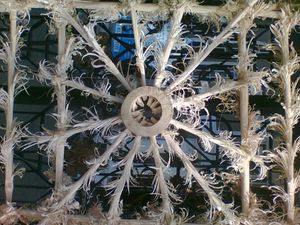 깎아낸 대나무 층을 보여주는 싱카반의 세부 사항