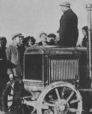 1930년 우크라이나 SSR의 들판에 있는 McCormick-Deering 15–30