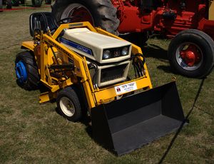1979년형 큐브 카데트(Cub Cadet) 로더. 이 제품 라인이 모던 툴 앤 다이 컴퍼니(Modern Tool and Die Company)에 매각되기 2년 전에 생산되었다.