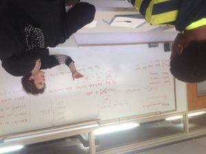 고등학교 스페인어를 미국 사립 학교의 매사추세츠주에서 모국어가 영어인 학생들에게 제2 언어로 가르치는 모습.