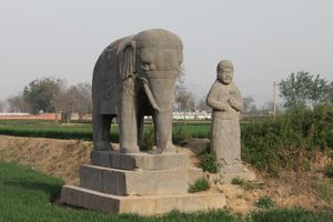 송나라 철종의 능에 있는 돌 코끼리와 병사