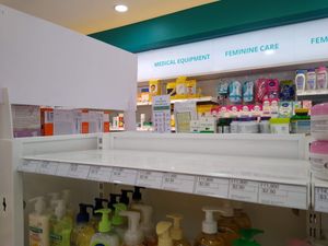 2020년 1월 28일, 캄보디아에서 첫 번째 확진자가 발생한 다음 날 케프(Krong Kaeb)의 텅 빈 손 소독제 진열대