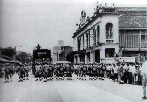 예비 경찰 부대원들이 인근 경찰을 지원하기 위해 브라스 바사 로드를 따라 배치되어 있다