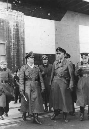 롬멜과 루게 제독이 프랑스 라 로셸에 있는 잠수함 기지(U-boat base)를 방문한 모습(1944년 2월)