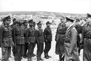 1944년 프랑스에서 친독 자유 인도 레기온(Free India Legion) 병사들을 시찰하는 모습