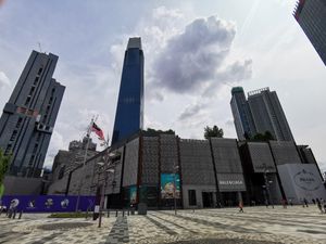 2023년 더 레인트리 플라자에서 본 더 익스체인지 TRX. 더 익스체인지 106 타워도 배경에서 볼 수 있다.