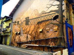 로롱 세니(Art Alley)에 있는 벽화. 도시의 주석 광산 기원을 반영하고 있다.