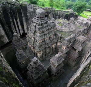 크리슈나 1세(Krishna I)가 건설한 엘로라의 카일라사 사원(Kailasa Temple, Ellora)
