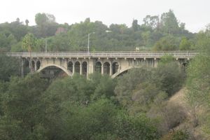 1914년에 건설된 라 로마 다리는 아로요 세코를 가로지른다.