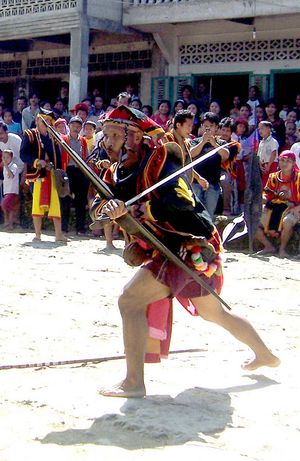 니아스 전쟁 춤을 추는 발라토(칼)를 든 남자